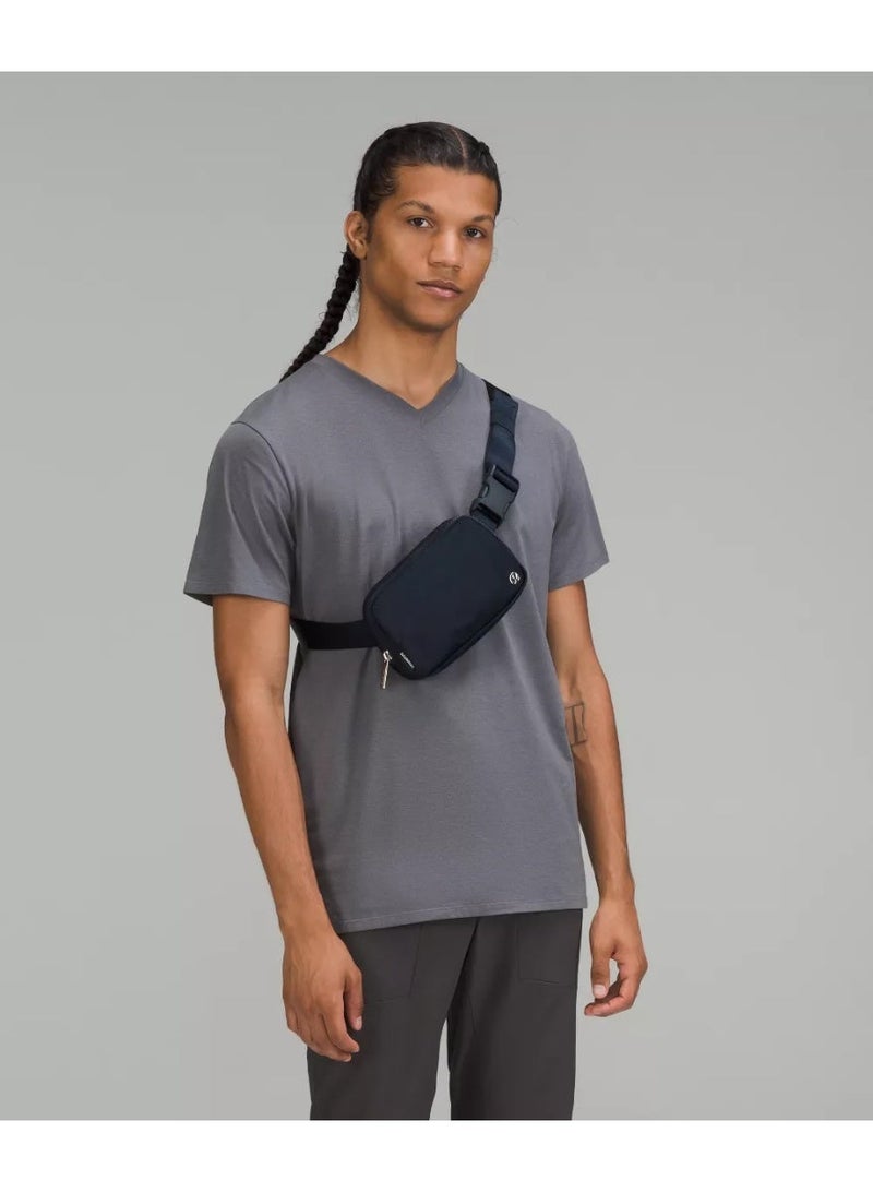 لولوليمون حقيبة الخصر "إيفريوير" باللون أزرق كحلي، مدمجة ومريحة، مزودة بأماكن تخزين بسحابات، جيب خارجي سهل الوصول، وجيب داخلي لتخزين الأساسيات للتنقل - Image 3